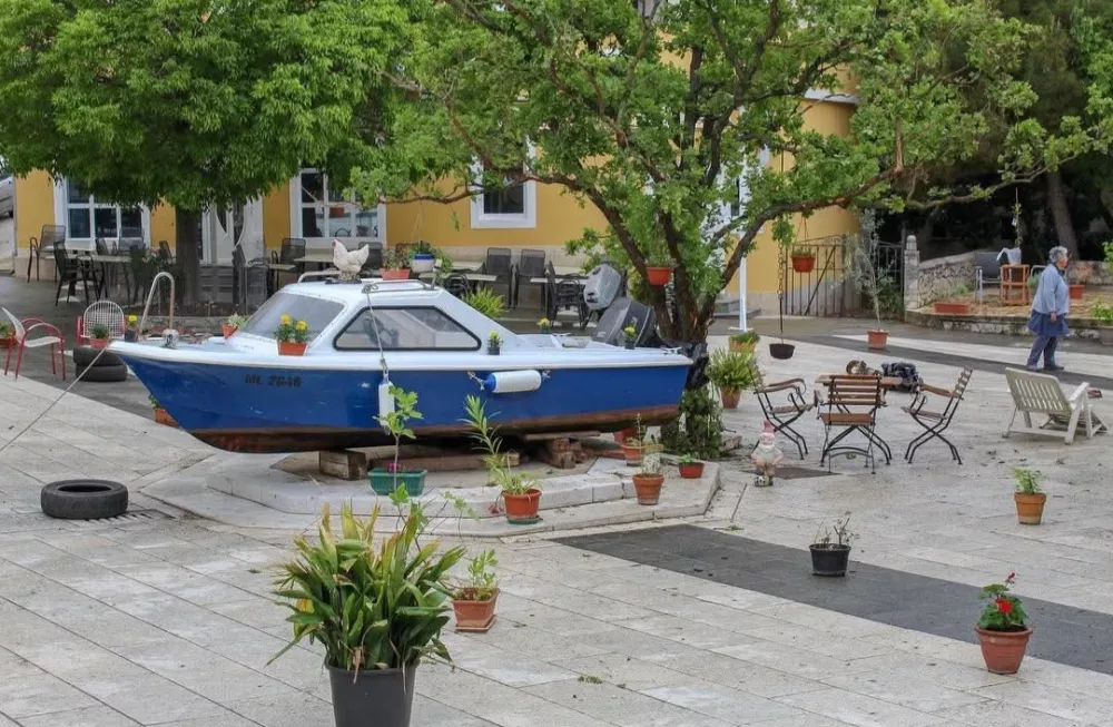 V Nerezinah vabljeni na Muaj - tradicionalno prireditev, ko na trg prinesejo čoln od najlepšega dekleta v kraju. Foto: TZ Nerezine