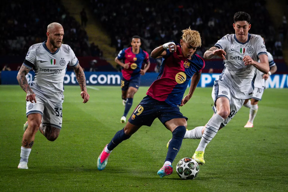 30 April 2025, Spain, BarcelonaInter Milan's Frederico DIMARCO and Alessandro BASTONI and FC Barcelona's Lamine YAMAL fight for the ball during the UEFA Champions League soccer match between FC Barcelona and Inter Milan at Stadio olimpico Lluis Companys. PhotoAndrea Amato/Ipa Sport / Ipa-Age/LiveMedia-IPA/ZUMA Press Wire/dpa