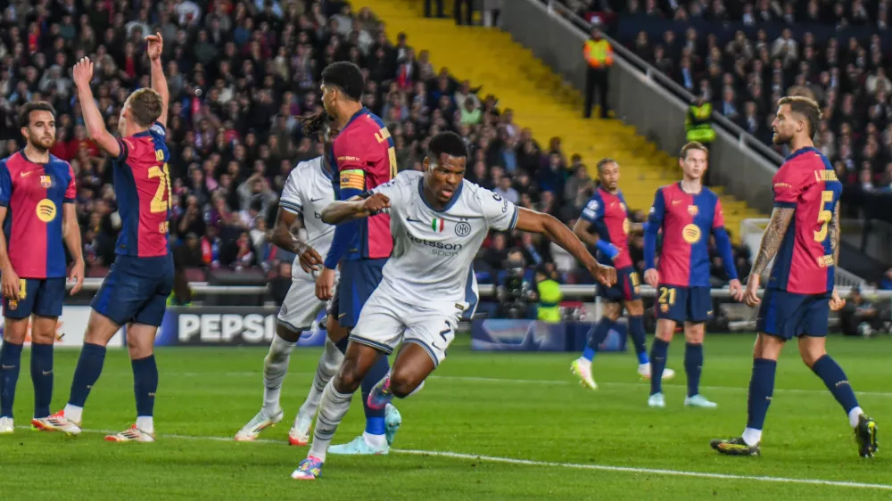 30 April 2025, Spain, Barcelona: Inter Milan's Dumfries celebrates after scoring his side's second goal during the UEFA Champions League soccer match between FC Barcelona and Inter Milan at Stadio olimpico Lluis Companys. Photo: Andrea Amato/Ipa Sport / Ipa-Age/LiveMedia-IPA/ZUMA Press Wire/dpa