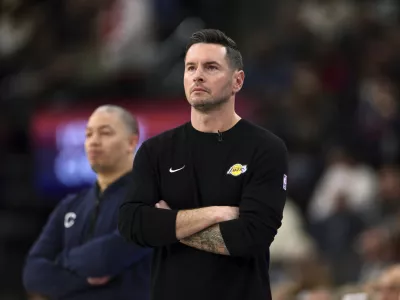 Los Angeles Lakers head coach JJ Redick follows the action from the sideline during the second half against Los Angeles Clippers on Tuesday, Feb. 4, 2025, in Inglewood, Calif. (AP Photo/Kevork Djansezian) / Foto: Kevork Djansezian