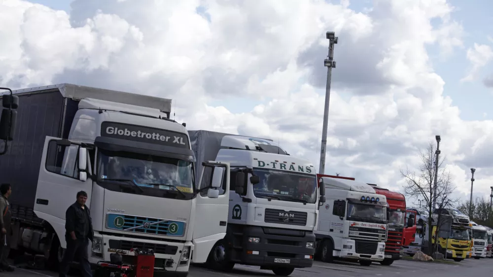 - Počivališče Barje - parkirišče za tovorna vozila - tovornjaki - kamioni, omejitev prometa na cestah -       //FOTO: Luka Cjuha