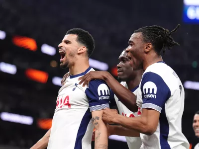 01 May 2025, United Kingdom, London: Tottenham Hotspur's Dominic Solanke (left) celebrates scoring their side's third goal of the game from the penalty spot with team-mates during the UEFA Europa League semi-final first leg match between Tottenham Hotspur and Bodo/Glimt at Tottenham Hotspur Stadium, London. Photo: John Walton/PA Wire/dpa