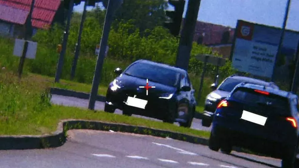 Voznik začetnik je za dvakrat prekoračil najvišjo dovoljeno hitrost. 