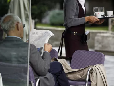 - Ilustrativna fotografija, časopis, časopisi, mediji, branje, upokojenec//FOTO: Luka Cjuha