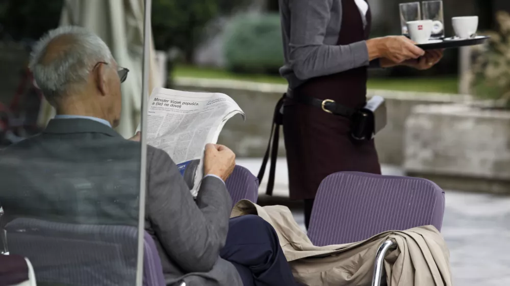 - Ilustrativna fotografija, časopis, časopisi, mediji, branje, upokojenec//FOTO: Luka Cjuha