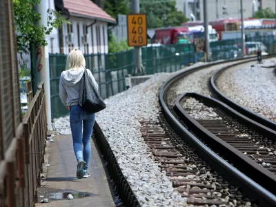 ﻿- simbolična fotografija - Slovenske železnice (SŽ) - železniška proga - železniški tiri - drugi tir - železnica - //FOTO: Tomaž Skale