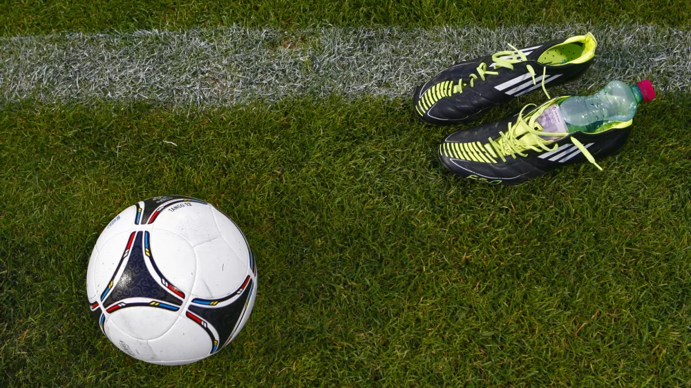 - ilustrativna fotografija - nogometne superge - kopačke, žoga - nogometno igrišče - voda - nogomet - šport//FOTO: Tomaž Skale