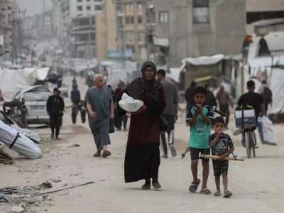 30 April 2025, Palestinian Territories, Gaza: Palestinians walk amidst dust during a sand storm in Gaza City. The UN food agency, one of the main providers of food assistance in the besieged Palestinian territory said on April 25 it had "delivered its last remaining food stocks to hot meals kitchens in the Gaza Strip", where Israel has blocked all aid for months, adding "these kitchens are expected to fully run out of food in the coming days". Photo: Omar Ashtawy/APA Images via ZUMA Press Wire/dpa