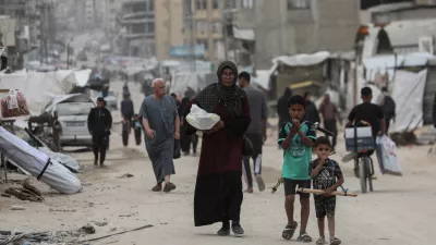 30 April 2025, Palestinian Territories, Gaza: Palestinians walk amidst dust during a sand storm in Gaza City. The UN food agency, one of the main providers of food assistance in the besieged Palestinian territory said on April 25 it had "delivered its last remaining food stocks to hot meals kitchens in the Gaza Strip", where Israel has blocked all aid for months, adding "these kitchens are expected to fully run out of food in the coming days". Photo: Omar Ashtawy/APA Images via ZUMA Press Wire/dpa