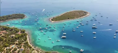 Število obiskovalcev je okoli 1500 na dan, kar je glede na velikost zaliva nesprejemljivo. Foto: peticijeonline.com