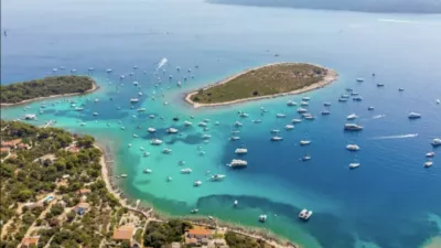 Število obiskovalcev je okoli 1500 na dan, kar je glede na velikost zaliva nesprejemljivo. Foto: peticijeonline.com