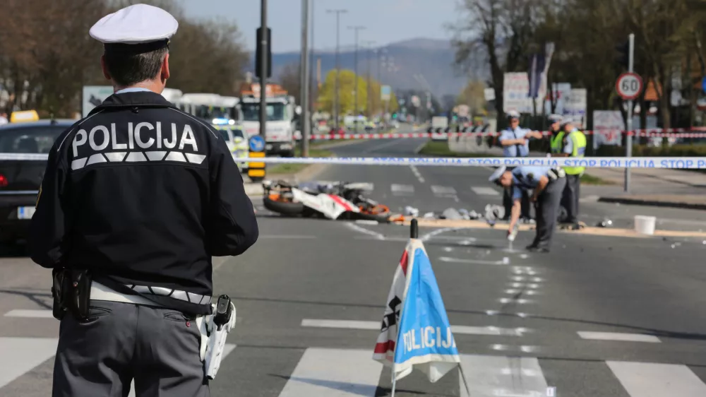 ﻿- 29.3.2017 - križišče Zaloška cesta - Toplarniška ulica v Ljubljani - prometna nesreča v kateri sta bila udeležena reševalno vozilo in motorno kolo - voznik motorja in njegova sopotnica sta umrla na kraju nesreče,//FOTO: Luka Cjuha