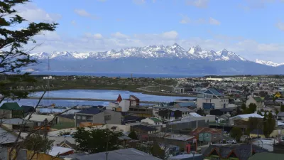 ﻿Najjužnejše mesto - UshuaiaČeprav je za mnoge najjužnejše mesto na svetu Puerto Williams na čilskem otoku Navarino - velik del prebivalcev tega kraja so pripadniki čilskega mornarice, je najbolj južno naseljeno mesto, ki dejansko živi, argentinska Ushuaia (54°48'7"S 68°18'11"W). Gre za upravno središče najjužnejše argentinske province »Tierra del Fuego, Antártida e Islas del Atlántico Sur« in največje mesto na Ognjeni zemlji. Mesto je bilo ustanovljena leta 1884, od leta 1902 pa je bil v mestu zapor. Leta 1947 so ga zaprli in uvedli mnoge davčne ugodnosti, da bi privabili nove prebivalce. V času zapora so zgradili le železnico, v zadnjih letih pa ima mesto z okoli 60.000 prebivalci, vse nivoje šolstva, prometne povezave s svetom, verske objekte in sodišča. Imajo dve televizijski postaji, dva dnevna časopisa in dve besno nasprotni moštvi v hokeju na ledu. V zadnjem času mesto, ki je živelo od ribolova, ovčereje, pridobivanja zemeljskega plina in nafte, služi s turizmom. Pohodništvo, smučanje, križarjenja, umetniški bienale… Rekord pri visokih temperaturah imajo nekaj pod 30 stopinjami januarja, najnižje gredo julija, ko je ponoči 20 pod ničlo.