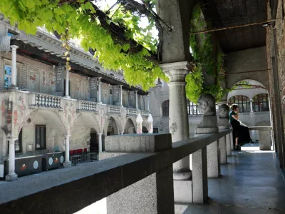 Predstavniki srednje šole za oblikovanje in fotografijo ministra Vinka Logaja prosijo, naj zaščiti interese šole in prepreči prodajo solastniškega deleža države v Križankah. Foto: Tomaž Skale