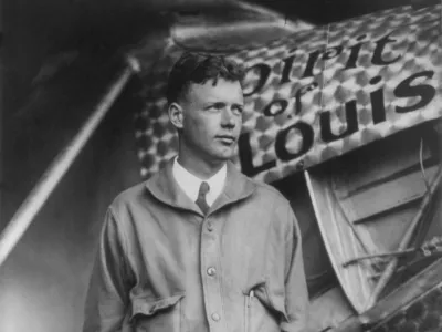 Med osumljenci za ugrabitev (in kasneje umor) sinčka je bil nekaj časa tudi legendarni pilot Charles Lindbergh. 
