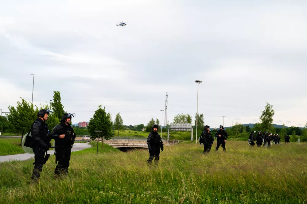 Nad stadionom kroži policijski helikopter. Foto: Nik Erik Neubauer