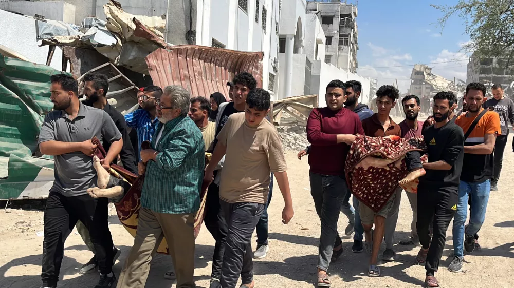 02 May 2025, Palestinian Territories, GazaBodies of Palestinians, who were killed in Israeli attacks on Gaza City, are brought to Al-Shifa Hospital for funeral process in Gaza City. PhotoHadi Daoud/APA Images via ZUMA Press Wire/dpa