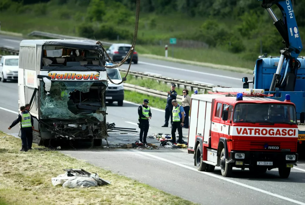 V trčenju avta in avtobusa na hrvaški avtocesti sta umrli najmanj dve osebi. 