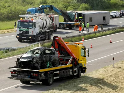 V trčenju avta in avtobusa na hrvaški avtocesti sta umrli najmanj dve osebi. 