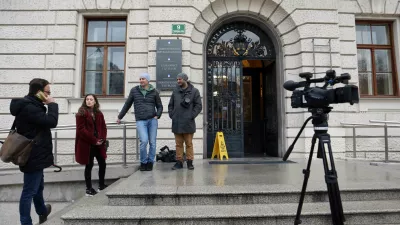 - simbolična fotografija - Okrožno sodišče v Ljubljani - novinarji - mediji -- 09.03.2023 - sojenje - predobravnavni narok v tožbi davčnega svetovalca Roka Snežiča proti ministru za delo Luki Mescu zaradi žaljive obdolžitve //FOTO: Tomaž Skale