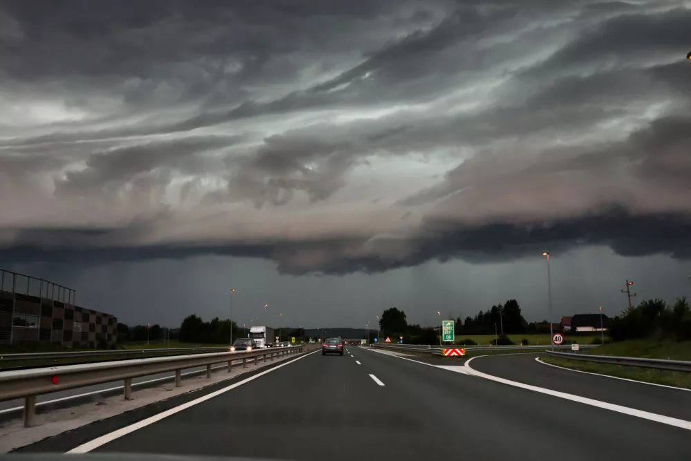- Nevihta, nevihtni oblak. Štajerska avtocesta Maribor Ljubljana, oblaki - PREGLED LETA 2023- 19.07.2023 – vreme - oranžno opozorilo za celotno Slovenijo – nevihtni pas - nevihte //FOTO: Bojan Velikonja