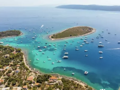 Zaliv dnevno obišče okoli 1500 ljudi, kar je glede na velikost zaliva nesprejemljivo. Foto: peticijeonline.com