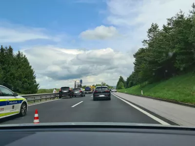 Naša novinarka je poslala fotografijo s poti proti Ljubljani, kjer pri Postojni odstranjujejo posledice prometne nesreče. Od Fažane do tam se je vozila štiri ure.