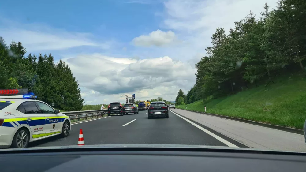 Naša novinarka je poslala fotografijo s poti proti Ljubljani, kjer pri Postojni odstranjujejo posledice prometne nesreče. Od Fažane do tam se je vozila štiri ure.