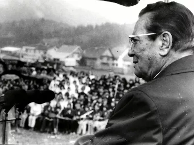 Med enim od svojih govorov pred množico poslušalcev.