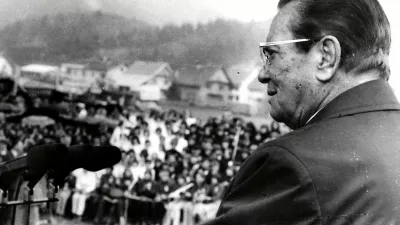 Med enim od svojih govorov pred množico poslušalcev.