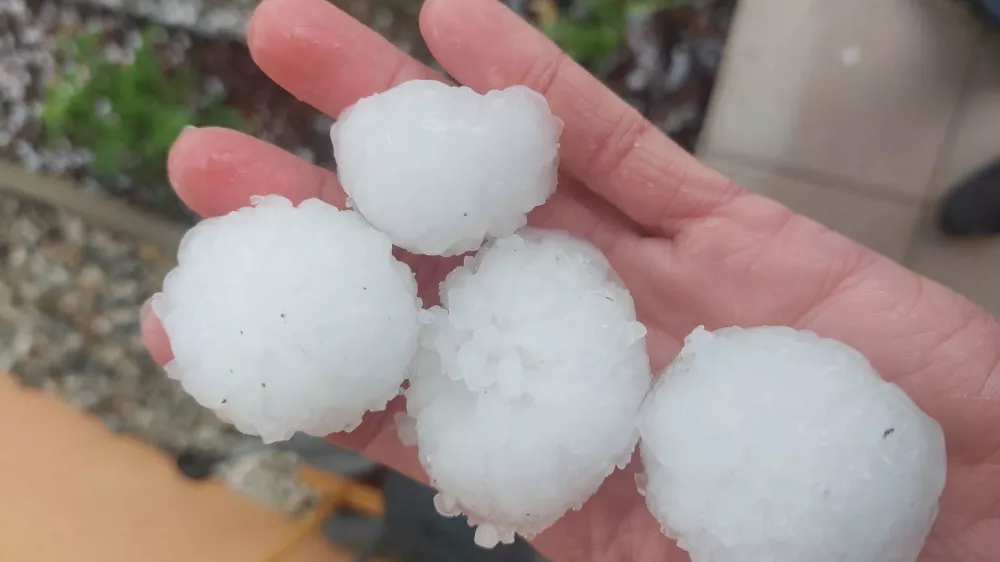 Toča Goričko 4. 5. 2025 Foto: Facebook/Maria Spörk/Skywarn Austria/Meteoinfo Slovenija