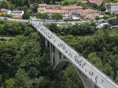 Maratona se letno udeleži do 900 kolesarjev iz vse Slovenije in tujine.  F Jure Batagelj