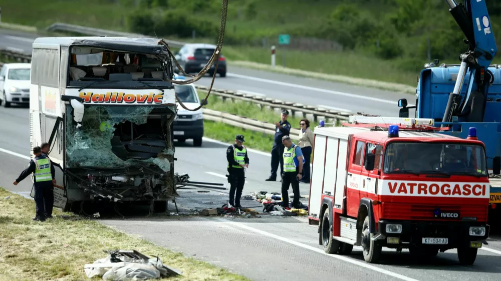V trčenju avta in avtobusa na hrva&scaron;ki avtocesti sta umrli najmanj dve osebi. 
