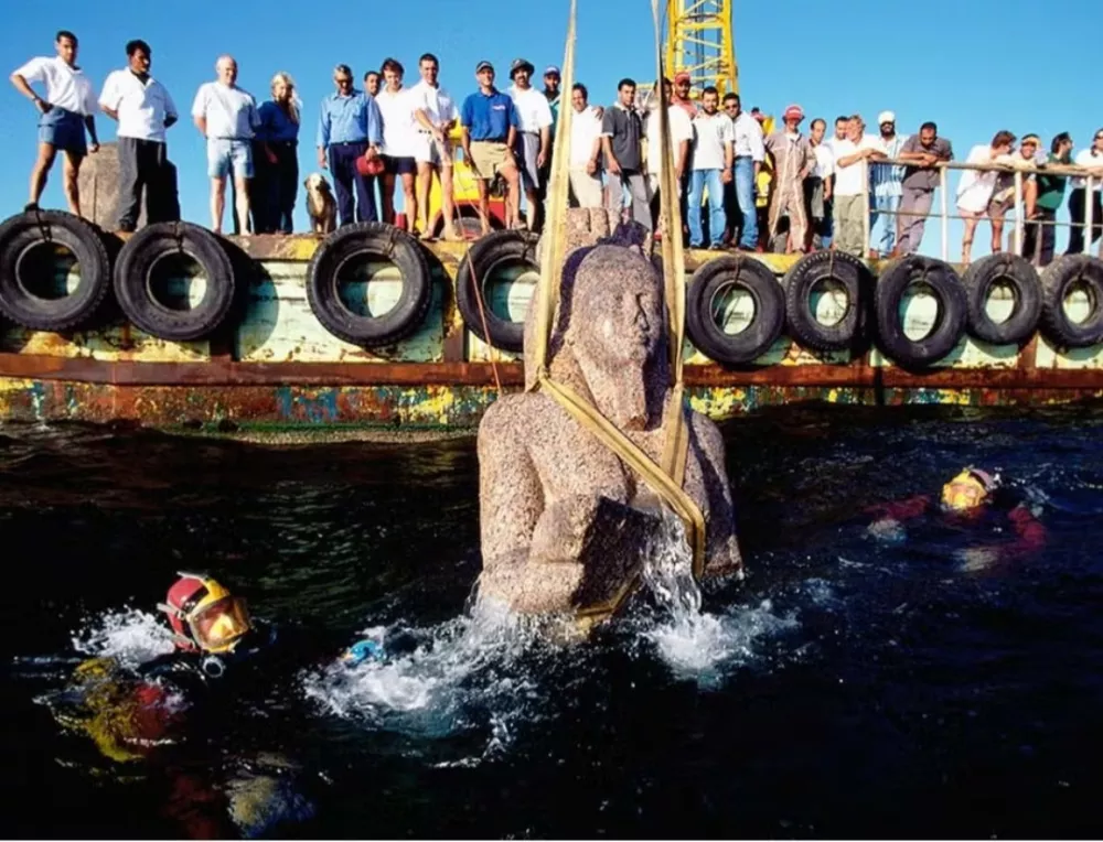 Franck Goddio in njegova ekipa opazujejo dvig kolosalnega kipa iz rdečega granita (5,4 m), ki predstavlja boga Hapija, simbol obilja in plodnosti ter boga poplav Nila, na površje. Kip boga te velikosti še nikoli prej ni bil odkrit v Egiptu. Foto: Christoph Gerigk ©Franck Goddio/Hilti Foundation