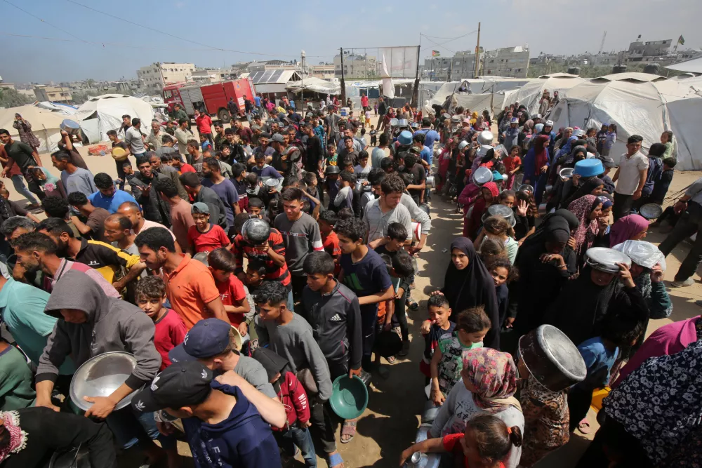 02 May 2025, Palestinian Territories, Gaza City: Palestinians struggle to receive hot meals distributed by charity organizations amid the ongoing Israeli attacks and total blockade on Gaza. Photo: Omar Ashtawy/APA Images via ZUMA Press Wire/dpa