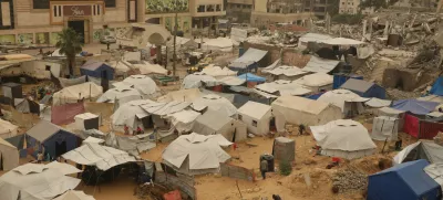 30 April 2025, Palestinian Territories, Gaza: Displaced Palestinian shelter in their tents during a sand storm in Gaza City. The UN food agency, one of the main providers of food assistance in the besieged Palestinian territory said on April 25 it had "delivered its last remaining food stocks to hot meals kitchens in the Gaza Strip", where Israel has blocked all aid for months, adding "these kitchens are expected to fully run out of food in the coming days". Photo: Omar Ashtawy/APA Images via ZUMA Press Wire/dpa