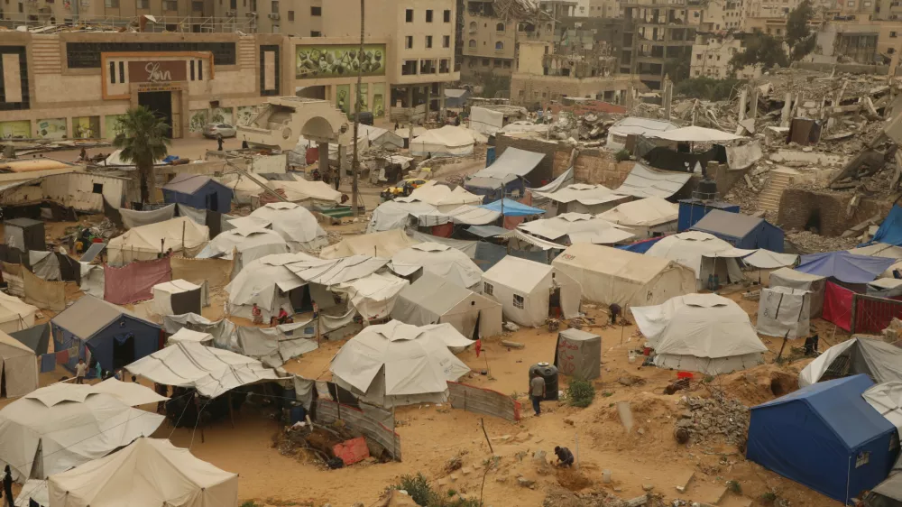 30 April 2025, Palestinian Territories, Gaza: Displaced Palestinian shelter in their tents during a sand storm in Gaza City. The UN food agency, one of the main providers of food assistance in the besieged Palestinian territory said on April 25 it had "delivered its last remaining food stocks to hot meals kitchens in the Gaza Strip", where Israel has blocked all aid for months, adding "these kitchens are expected to fully run out of food in the coming days". Photo: Omar Ashtawy/APA Images via ZUMA Press Wire/dpa