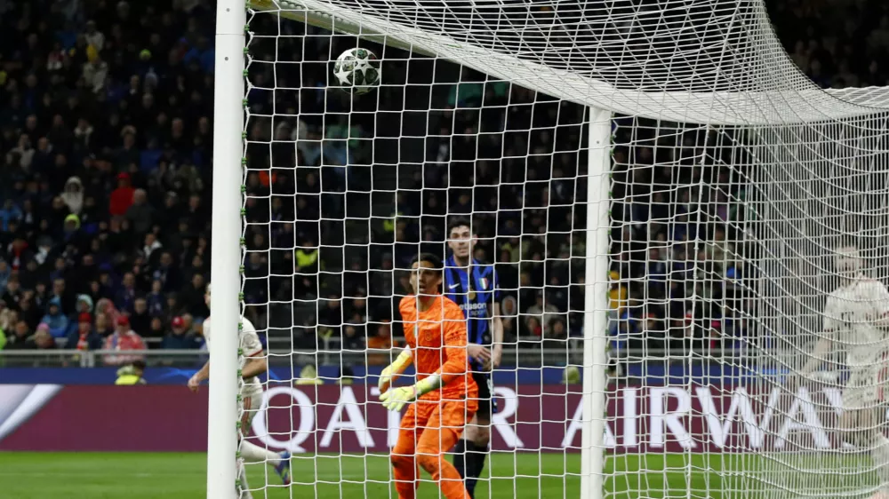 Soccer Football - Champions League - Quarter Final - Second Leg - Inter Milan v Bayern Munich - San Siro, Milan, Italy - April 16, 2025 Bayern Munich's Eric Dier scores their second goal past Inter Milan's Yann Sommer REUTERS/Alessandro Garofalo