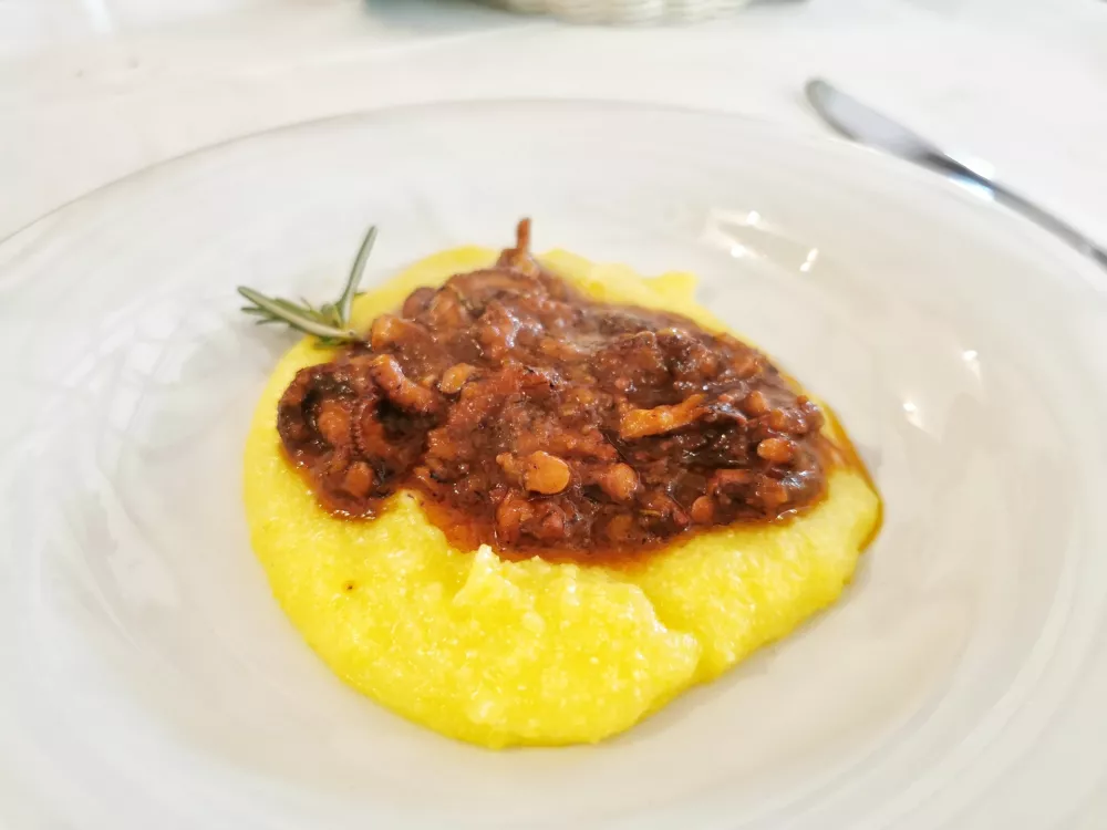 Golaž muškatne hobotnice s polento, Gostilna Žeja