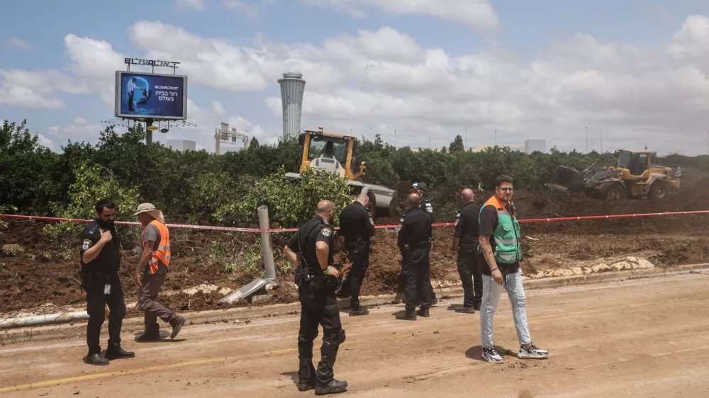 04 May 2025, Israel, Tel Aviv: Israeli security forces take security measures after Yemen's Houthi group targets Ben Gurion Airport in Tel Aviv with an attack. Photo: Saeed Qaq/ZUMA Press Wire/dpa