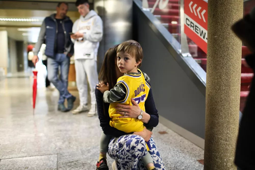 05.05. 2025. Navijač mali iz Berlina, tukaj na počitnicah. Prihod Luke Dončiča v Ljubljano. foto: Bojan Velikonja 