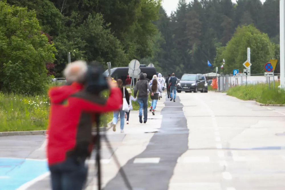 05.05. 2025. Navijači tečejo proti bežečem konvoju. Prihod Luke Dončiča v Ljubljano. foto: Bojan Velikonja 