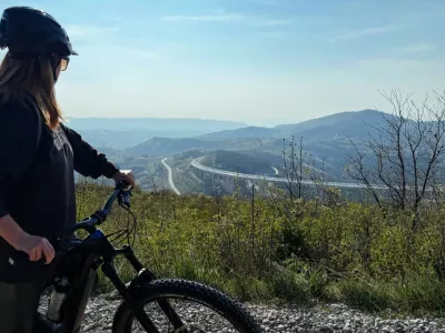 Na kolesarski poti se odpirajo najlepši razgledi na Kraški rob in okolico. F visitkoper.si