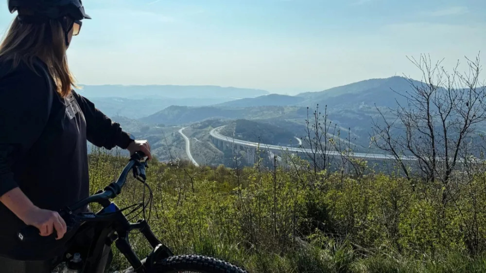 Na kolesarski poti se odpirajo najlepši razgledi na Kraški rob in okolico. F visitkoper.si