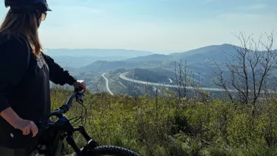 Na kolesarski poti se odpirajo najlepši razgledi na Kraški rob in okolico. F visitkoper.si