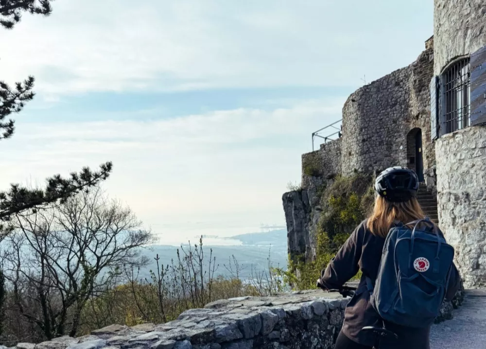 V bližini gradu Strmec na Socerbu se nahaja ena najbolj edinstvenih kraških jam v Sloveniji – Sveta jama. F visitkoper.si