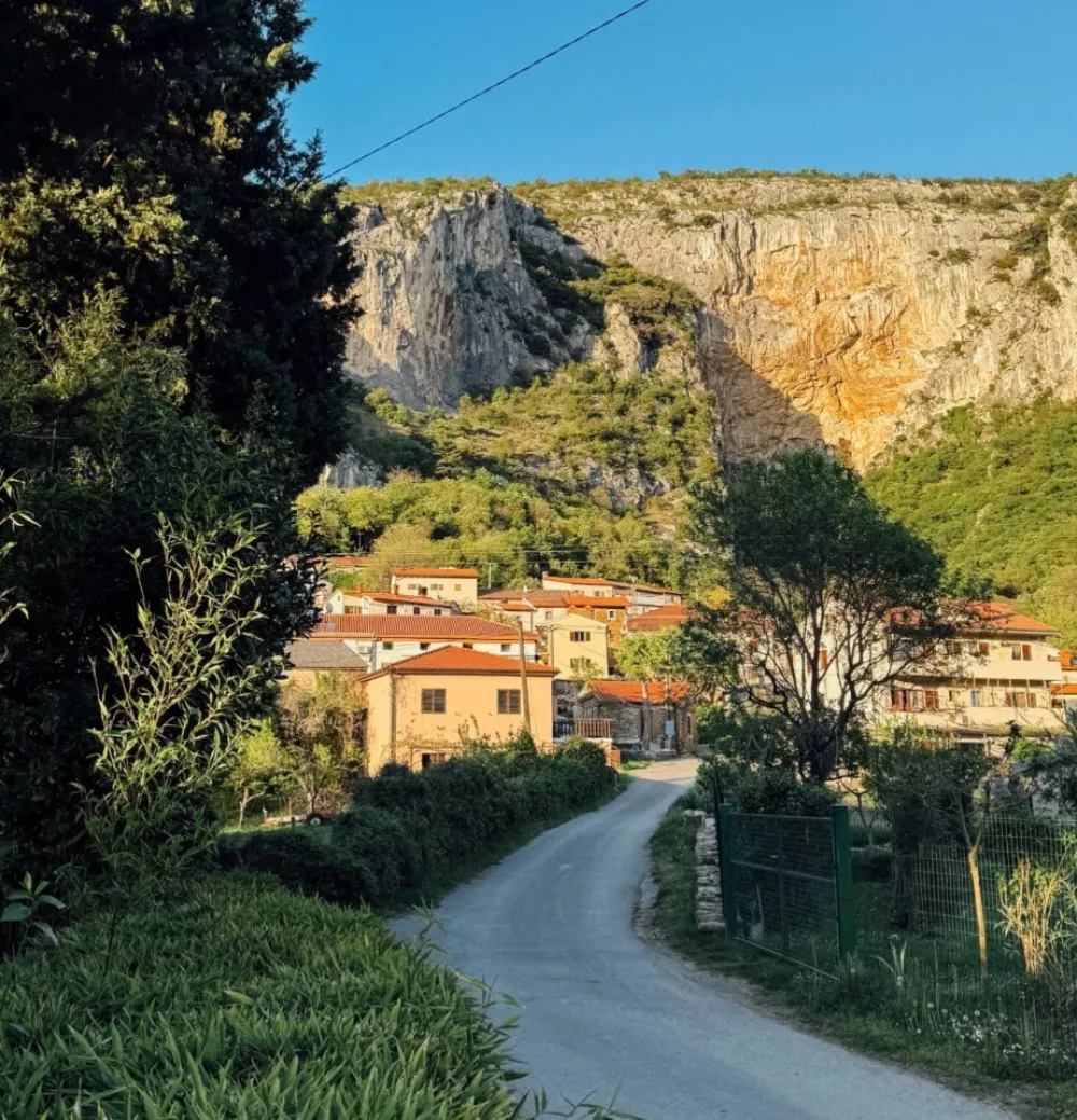 V Ospu je sicer obvezna porekreativna postojanka športnih navdušencev, še posebej pa plezalcev in kolesarjev, gostilna Pri Vovku. F visitkoper.si