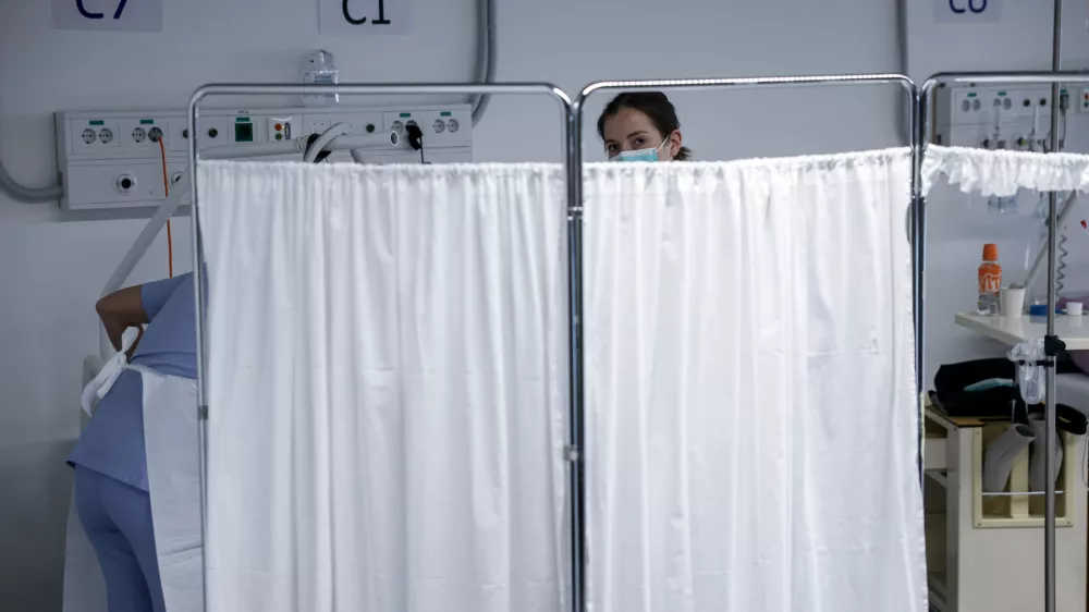 - simbolična fotografija - zdravstvo, zdravnik, medicinska sestra, medicinsko osebje, pacient, bolnica, bolnišnica- 12.03.2025 - ministrica za zdravje Valentina Prevolnik Rupel si je na delovnem obisku v Univerzitetnem kliničnem centru (UKC) ogledala tekoče investicije//FOTO: Jaka Gasar