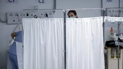 - simbolična fotografija - zdravstvo, zdravnik, medicinska sestra, medicinsko osebje, pacient, bolnica, bolnišnica- 12.03.2025 - ministrica za zdravje Valentina Prevolnik Rupel si je na delovnem obisku v Univerzitetnem kliničnem centru (UKC) ogledala tekoče investicije//FOTO: Jaka Gasar