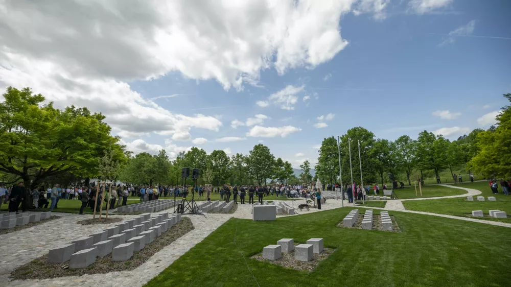 Radovljica.Prireditev ob koncu obnove grobisca talcev v parku gradu Katzenstein v Begunjah na Gorenjskem in ogled nove stalne razstave v Muzeju talcev.